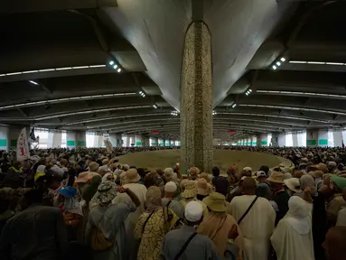 Jemaah Muslim melemparkan kerikil ke tiang-tiang sebagai simbol pelemparan batu ke setan pada hari kedua ritual, salah satu upacara terakhir ibadah haji tahunan, di Mina, Arab Saudi, Kamis 28 Mei 2026. (AP Photo/Altaf Qadri)
