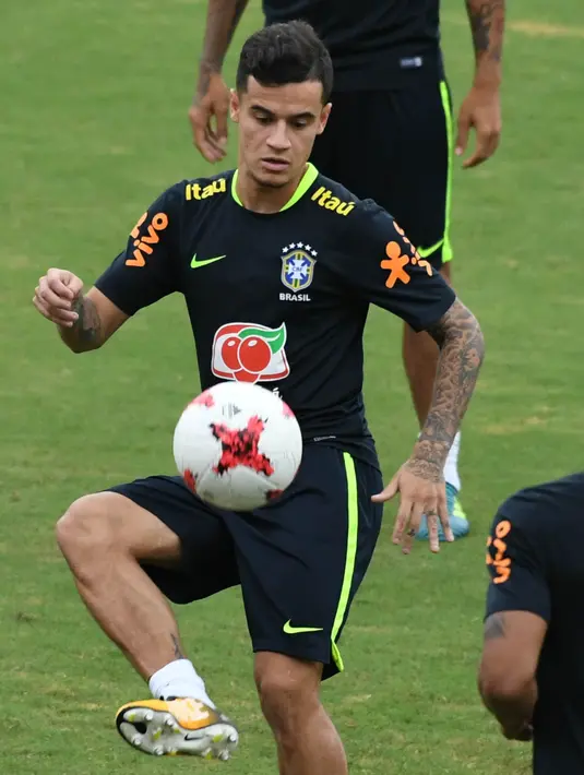 Gelandang Brasil, Philippe Coutinho, saat mengikuti sesi latihan jelang laga kualifikasi piala dunia 2018 di Barranquilla, Kolombia, Senin (4/9/2017). Brasil akan berhadapan dengan Kolombia. (AFP/Luis Acosta)