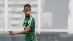 Pemain Timnas Indonesia U-22, Dallen Doke, saat latihan di Stadion Madya, Senayan, Senin (21/1). Pemain yang pernah merumput di Spanyol ini bertekad menembus skuat utama untuk tampil di Piala AFF U-22 2019. (Bola.com/M Iqbal Ichsan)
