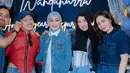 Nagita Slavina mengenakan atasan kemeja denim crop berkantung depan dipadukan celana panjang denim. [@shandypurnamasari]