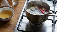 7 Resep Semprot Anti Kecoak Homemade Paling Ampuh, Bahan Sederhana Hasil Luar Biasa