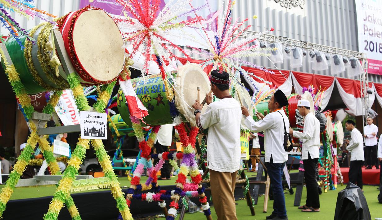 Panitia melakukan gladi bersih untuk festival beduk di Balai Kota Jakarta, Jumat (23/6). Gubernur DKI Jakarta, Djarot Saiful Hidayat, mengundang warga Jakarta datang ke Balai Kota DKI menghadiri Festival Bedug Lebaran. (Liputan6.com/Angga Yuniar)