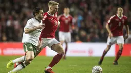 Gelandang Irlandia, Harry Arter, beradu cepat dengan striker Denmark, Nicolai Joergensen, pada laga Kualifikasi Piala Dunia 2018 di Stadion Telia Parken, Kobenhavn, Minggu (12/11/2017). Kedua negara bermain imbang 0-0. (AP/Gregers Tycho)
