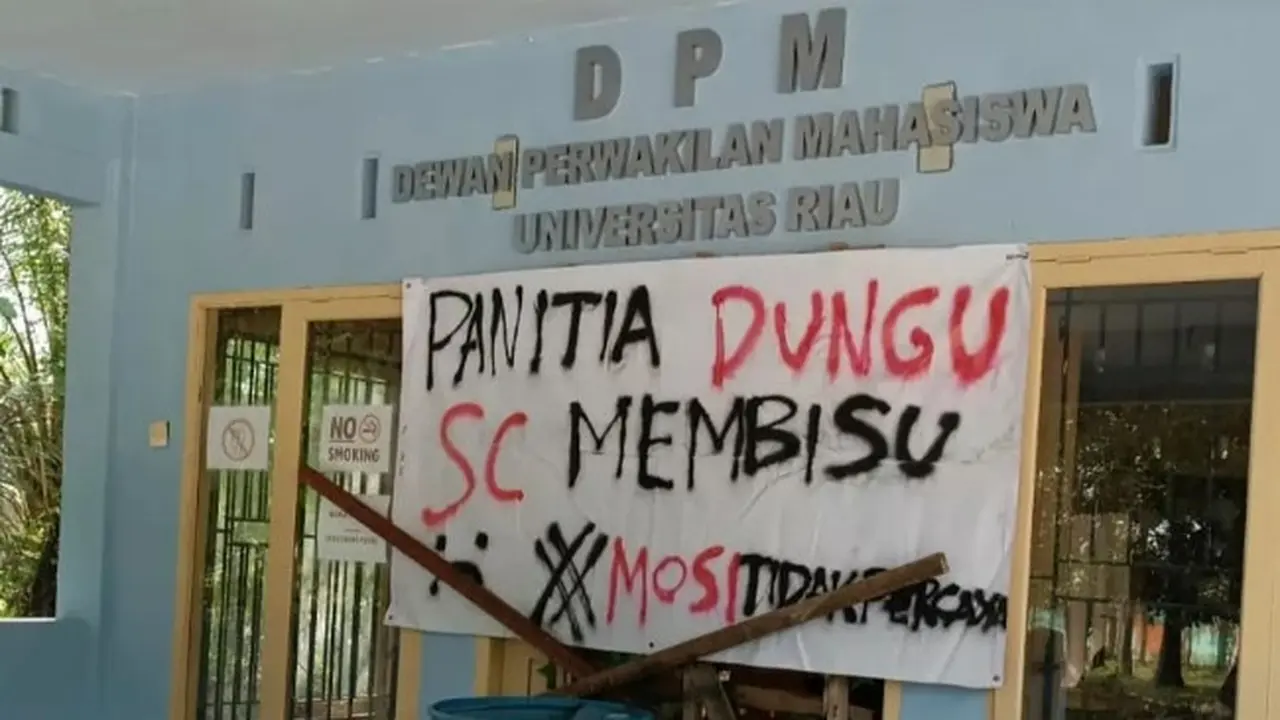 Kantor Dewan Perwakilan Mahasiswa Universitas Riau disegel karena dinilai tidak adil menyelenggarakan Pemilihan Presiden Mahasiswa.