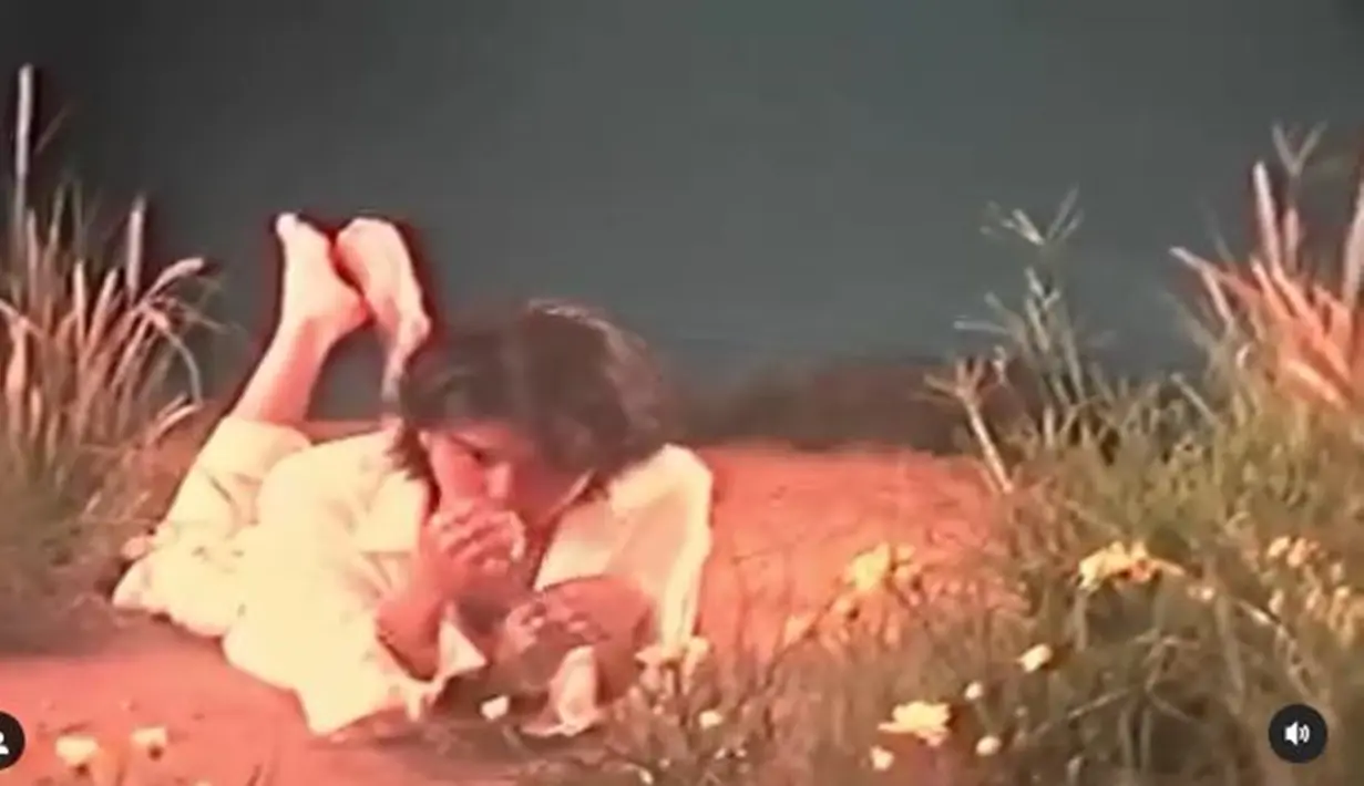 Tiga lagu Baale tersebut digabung menjadi satu video klip yang berdurasi 11 menit. Saat video klipnya rilis, penampilan mantan personel CJR itu langsung dibanjiri berbagai respons publik. Ketiganya bernuansa jadul, namun video klip terakhir yaitu 'Di Bawah Lampu' paling banyak menuai sorotan. (Liputan6.com/IG/@baale)