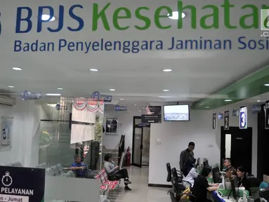 Suasana pelayanan BPJS Kesehatan di Jakarta, Rabu (28/8/2019). Menkeu Sri Mulyani mengusulkan iuran peserta kelas I BPJS Kesehatan naik 2 kali lipat yang semula Rp 80.000 jadi Rp 160.000 per bulan untuk JKN kelas II naik dari Rp 51.000 menjadi Rp110.000 per bulan. (merdeka.com/Iqbal S. Nugroho)