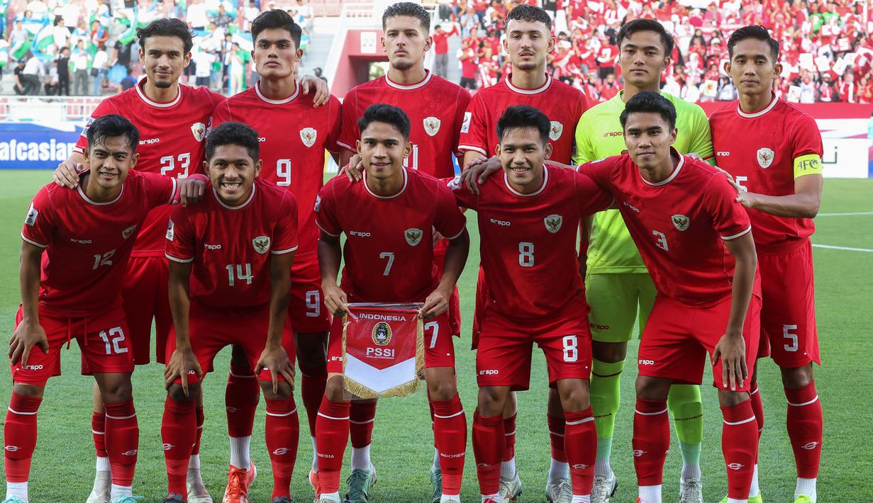 <p>Foto tim starting XI Timnas Indonesia U-23 jelang laga semifinal Piala Asia U-23 2024 menghadapi Uzbekistan U-23 di Abdullah bin Khalifa Stadium, Doha, Qatar, Senin (29/4/2024). (AFP/Karim Jaafar)</p>