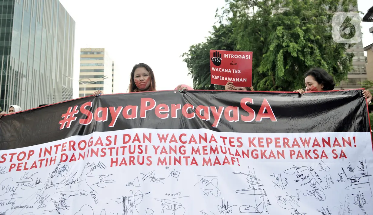 Massa Jaringan Muda Setara menggelar aksi solidaritas untuk atlet senam SA (17) saat HBKB di Jalan MH Thamrin, Jakarta, Minggu (8/12/2019). Massa menuntut pelatih yang memulangkan SA dari SEA Games Filipina meminta maaf dan negara melakukan pemulihan terhadap nama korban. (merdeka.com/Iqbal Nugroho)