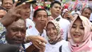 Seorang pria berwajah mirip Presiden Joko Widodo (Jokowi) berswafoto bersama warga yang memadati sekitar Gedung Graha Saba Buana, Solo, Rabu (8/11). Pria bernama David tersebut langsung jadi rebutan warga untuk berfoto bersama. (Liputan6.com/Angga Yuniar)