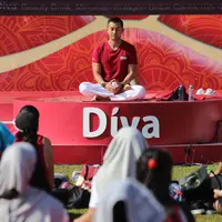 Yoga memiliki banyak manfaaat untuk kesehatan tubuh. Yoga yang banyak digemari oleh kaum hawa itu juga di yakini bisa menjaga kecantikan bagi wanita. (Adrian Putra/Bintang.com)