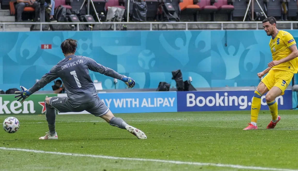 Lima menit berselang gawang Makedonia Utara kembali bobol. Kali ini, gol disumbangkan oleh Roman Yaremchuk. (Foto: AP//Pool/Vadim Ghirda)