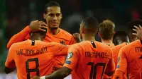 Para pemain Belanda merayakan gol yang dicetak Georginio Wijnaldum ke gawang Jerman pada laga Kualifikasi Piala Dunia 2022 di Hamburg, Jumat (6/9). Jerman kalah 2-4 dari Belanda. (AFP/Patrik Stollarz)