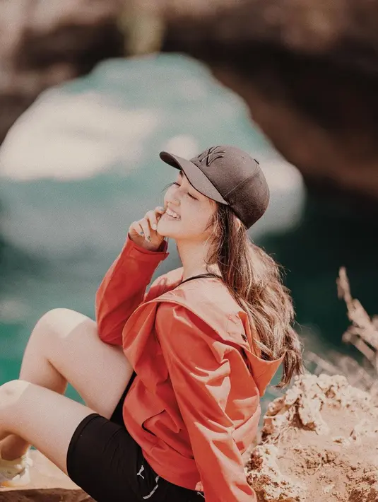 Suka jalan-jalan ke alam, salah satunya pantai, cap hat memang tak boleh ketinggalan sebagai fashion item yang mendukung penampilan Ranty Maria. Selain mendukung penampilan, cap hat juga membantu melindungi wajah artis blasteran Korea ini dari sinar matahari. (Liputan6.com/IG/@rantymaria)