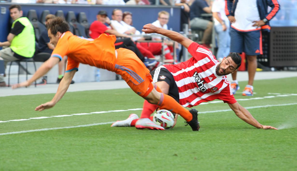 Bomber The Saint, Graziano Pelle, mencoba merebut bola dari kaki pemain Valencia. (Bola.com/Reza Khomaini)