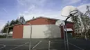 Lapangan basket yang kosong di luar Sekolah Dasar Cambridge yang ditutup karena wabah COVID-19 di Surrey, British Columbia, Kanada (15/11/2020). Kasus baru COVID-19 di Kanada terus meningkat dan beberapa provinsi di negara itu telah memecahkan rekor jumlah kasus COVID-19. (Xinhua/Liang Sen)