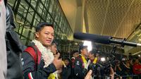 Pemain&nbsp;Timnas Indonesia U-22 Rio Fahmi&nbsp;saat tiba di Lobi Terminal 3 Kedatangan Bandara Soekarno Hatta, Tangerang, Banten pada Kamis (18/5/2023) malam WIB. (Liputan6.com/Melinda Indrasari)