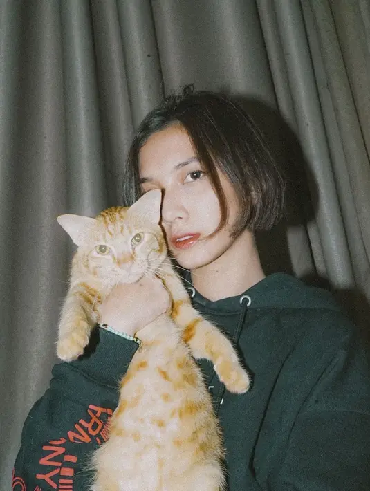 Fakta menarik tentang Sheila Dara, perempuan yang jadi sahabat Fita Anggriani dan Adinda Thomas ini awalnya tak menyukai kucing. Namun perlahan tapi pasti, Sheila malah menyukai kucing dan kini pelihara beberapa kucing di rumah. Saat santai, Sheila menyempatkan waktu untuk bermain dengan kucing-kucingnya. (Liputan6.com/IG/@sheiladaisha)