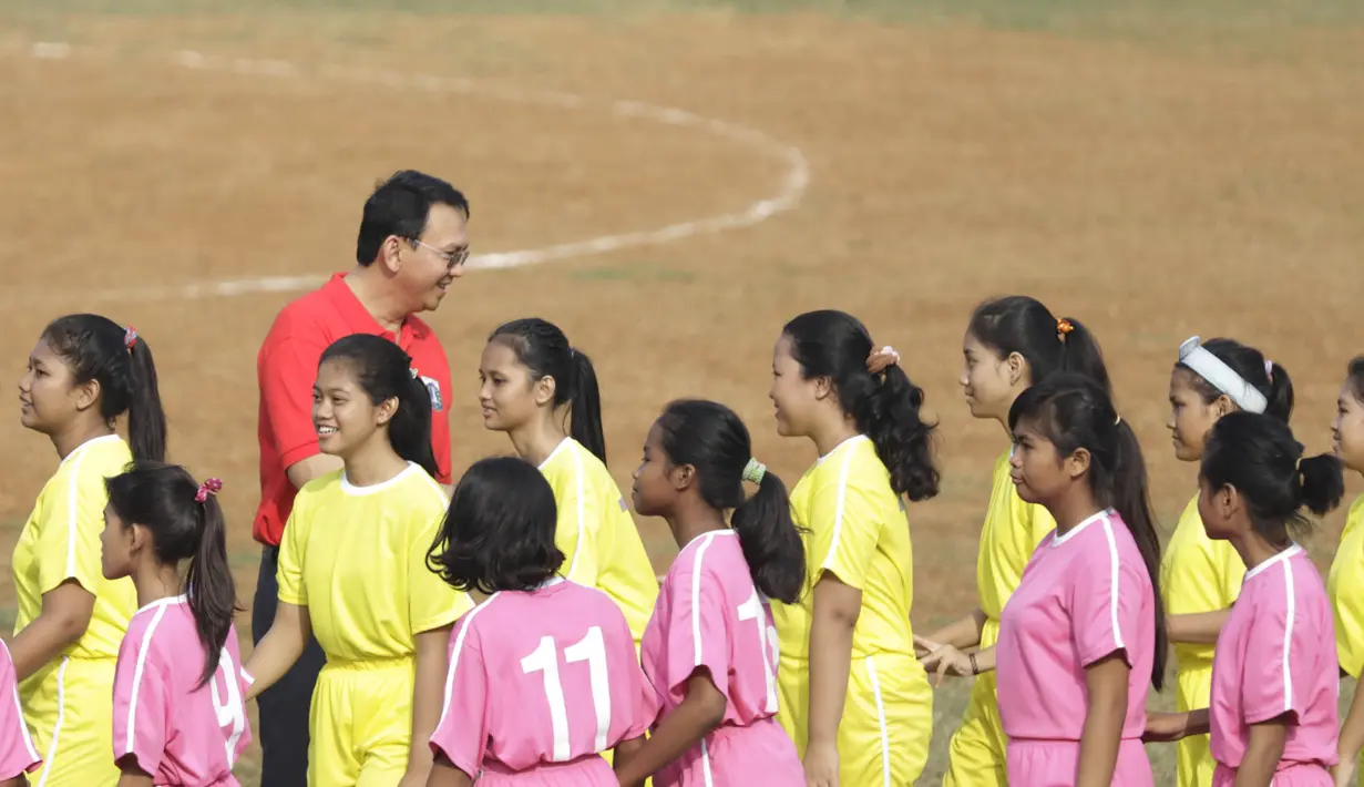 Gubernur DKI Jakarta, Basuki T Purnama alias Ahok menyalami para pesepak bola putri. (Bola.com/Vitalis Yogi Trisna)