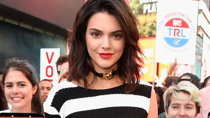 Kendall Jenner menggunakan cape blazer seperti Rihanna. (AFP/Bintang.com)