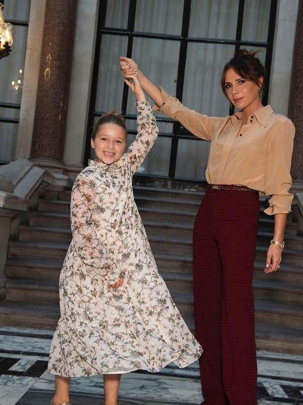 Intip gaya anak Victoria Beckham yang nampak mencuri perhatian penonton di London Fashion Week (Foto: instagram/victoriabeckham)