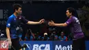 Pebulutangkis ganda putera Indonesia, M Ahsan/Hendra Setiawan bersalaman saat laga melawan OR Cchin Chung/Tang Chun Man (Hongkong) di BCA Indonesia Open 2016, Istora Senayan Jakarta, Rabu (1/6/2016). (Liputan6.com/Helmi Fithriansyah)