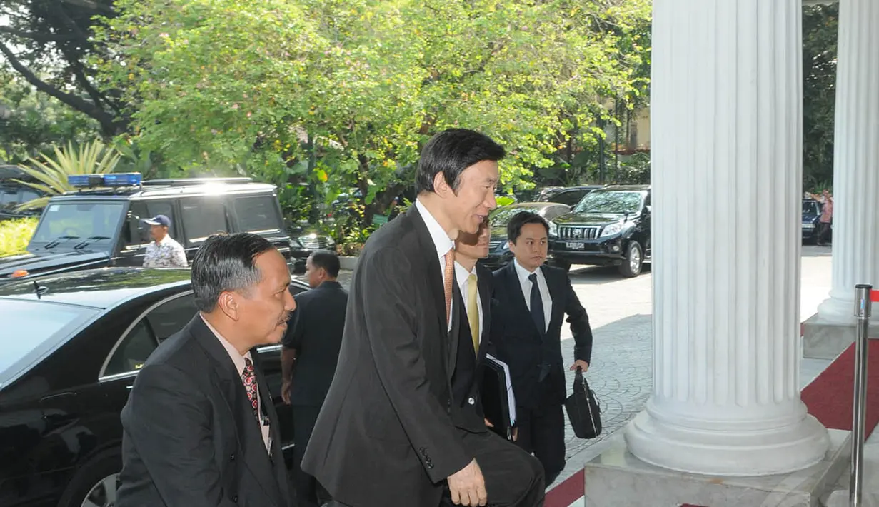 Menlu Yun Byung Se datang sekitar pukul 08.45 WIB didampingi Dubes Korsel untuk Indonesia Cho Taiyoung dengan mengendarai mobil Mercedes Benz, Jakarta, (9/10/14).(Liputan6.com/Herman Zakharia) 