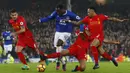 Striker Everton, Romelu Lukaku, berusaha melewati bek sayap Liverpool, Nathaniel Clyne. Pada laga ini Everton menurunkan formasi 4-2-3-1, sementara Liverpool memakai skema 4-3-3. (Reuters/Phil Noble) 