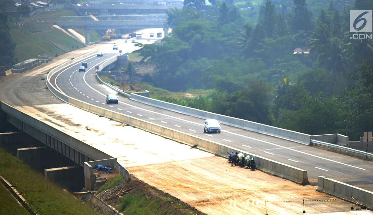 Kondisi arus lalu lintas di jalan fungsional Bocimi di kawasan Cigombong, Bogor (9/6). Ruas Tol Bocimi Seksi I akan terus dibuka secara fungsional tanpa tarif alias gratis hingga H+7 Lebaran. (Merdeka.com/Arie Basuki)