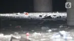 Kondisi Underpass Kemayoran yang dipenuhi sampah akibat banjir di Jakarta, Minggu (2/2/2020). Selain melumpuhkan akses, banjir setinggi hingga 5 meter tersebut menyebabkan sampah memenuhi Underpass Kemayoran. (merdeka.com/Iqbal S. Nugroho)
