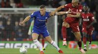 Gelandang Chelsea, Ross Barkley, berebut bola dengan gelandang Liverpool, Fabinho, pada laga Piala Liga Inggris di Stadion Anfield, Rabu (26/9/2018). Liverpool takluk 1-2 dari Chelsea. (AP/Rui Vieira)