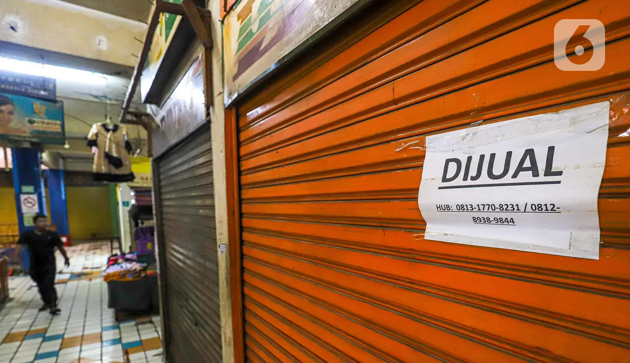 Sebuah kios terpasang stiker bertuliskan 'dijual' di Pasar Mampamg, Jakarta, Jumat (28/10/2022). Sepinya pengunjung di Pasar Mampang membuat para pedagang memilih menjual atau menyewakan kiosnya. Para pedagang memilih menjual atau menyewakan kiosnya dan beralih memasarkan barang dagangannya secara daring atau online Sedangkan pihak pengelola merencanakan pada lantai tiga dan empat Pasar Mampang akan digunakan sebagai tempat berolahraga.  (Liputan6.com/Faizal Fanani)