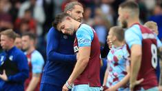 Pada akhir musim 2021/2022 Burnley menjadi satu dari tiga klub yang terdegradasi dari Premier League ke Championship dengan menempati posisi ke-18 di klasemen akhir. Bermain di kasta yang lebih rendah tentu menjadi kemunduran bagi klub dan para pemain. Namun tidak demikian dengan nasib 5 pemain berikut yang ternyata masih bertahan di Premier League usai diikat oleh klub barunya. Siapa saja? Yuk disimak uraiannya. (AFP/Lindsey Parnaby)