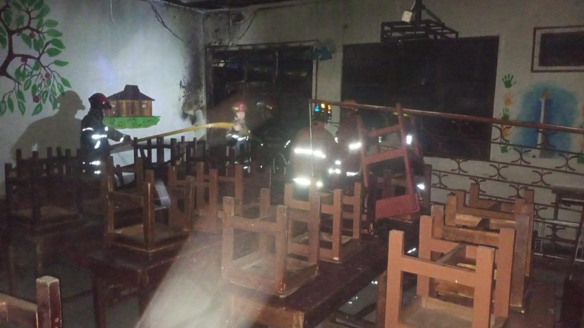 Gedung SMP Negeri 3 Depok Terbakar, Diduga Akibat Puntung Rokok - News Liputan6.com