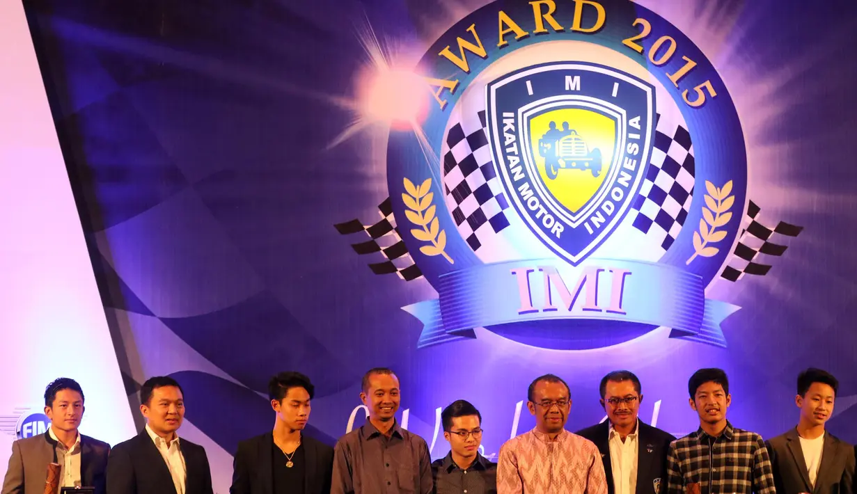 Rio Haryanto (kiri) saat menerima penghargaan pada acara IMI Awards di Hotel Borobudur, Jakarta, Kamis (17/12/2015). (Bola.com/Nicklas Hanoatubun)