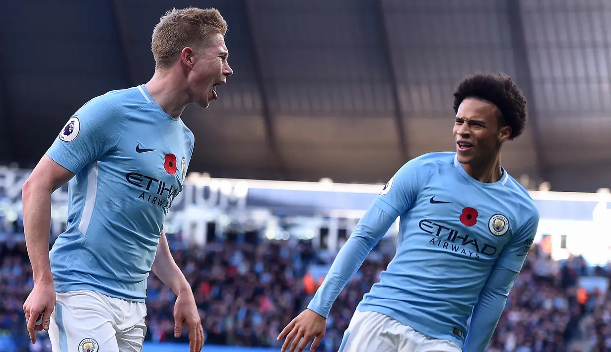 Gelandang Manchester City, Kevin De Bruyne melakukan selebrasi usai mencetak gol ke gawang Arsenal pada pertandingan lanjutan Liga Inggris di di Stadion Etihad, Inggris, (5/11). City menang atas Arsenal dengan skor 3-1. (AFP Photo/ Paul Ellis)