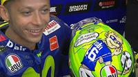 Pebalap Movistar Yamaha, Valentino Rossi, memperkenalkan helm edisi spesial untuk MotoGP Italia 2017 jelang sesi latihan bebas ketiga di Sirkuit Mugello, Sabtu (3/6/2017). (Crash)