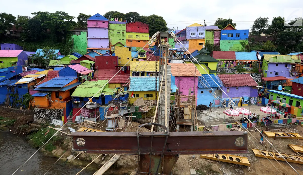 Penampakan Kampung Warna-warni Jodipan dan Kampung Tridi (3D) di pinggir Sungai Brantas, Tumenggungan Ledok, Blimbing, Kota Malang, Jawa Timur (29/7). Kampung ini kini menjadi daya tarik wisatawan. (Liputan6.com/Johan Tallo)