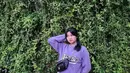 Tak jarang ia tampil feminin memakai sweater ungu dipadukan dengan mini skirt warna senada dan selling bag. @amaninaafiqah.