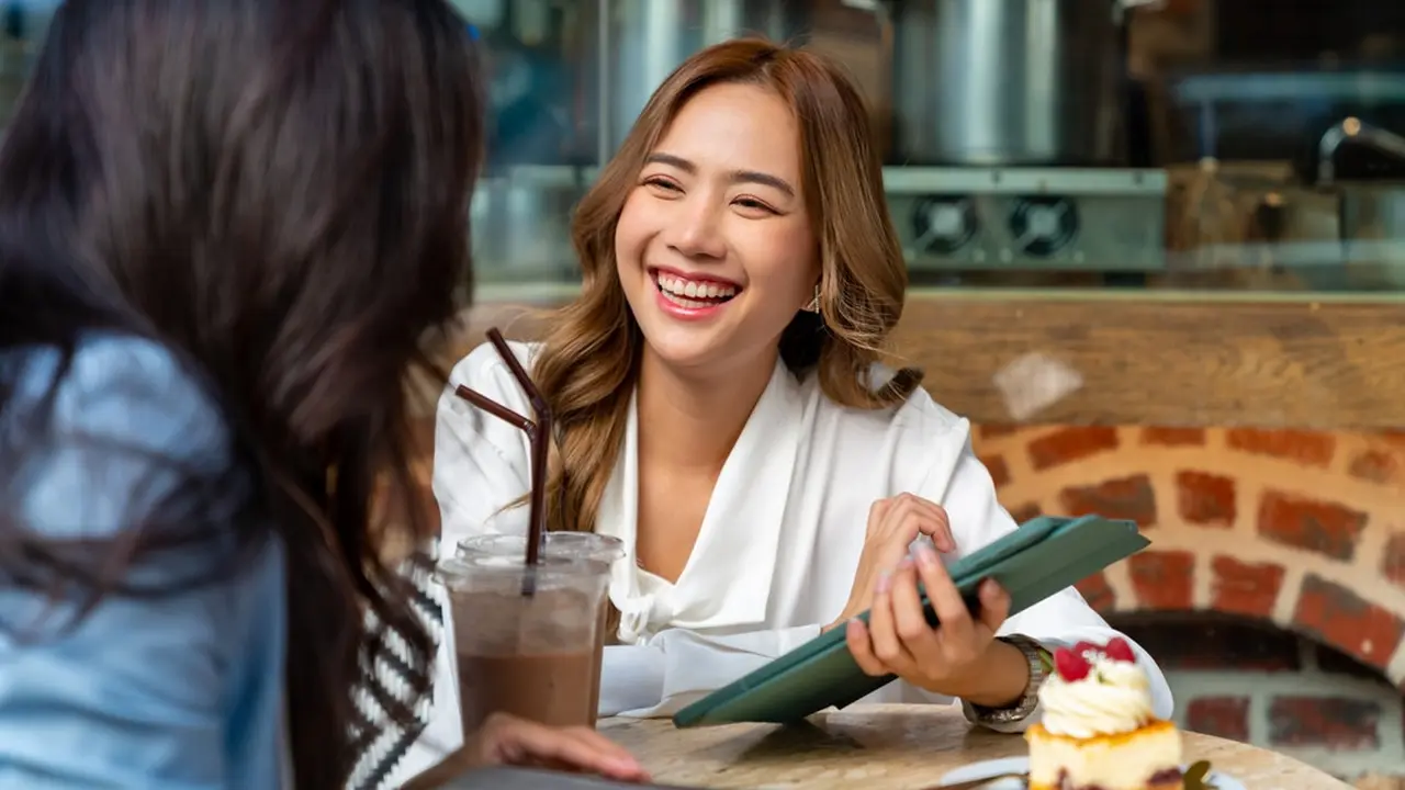 bahagia makan bersama teman ngobrol bicara