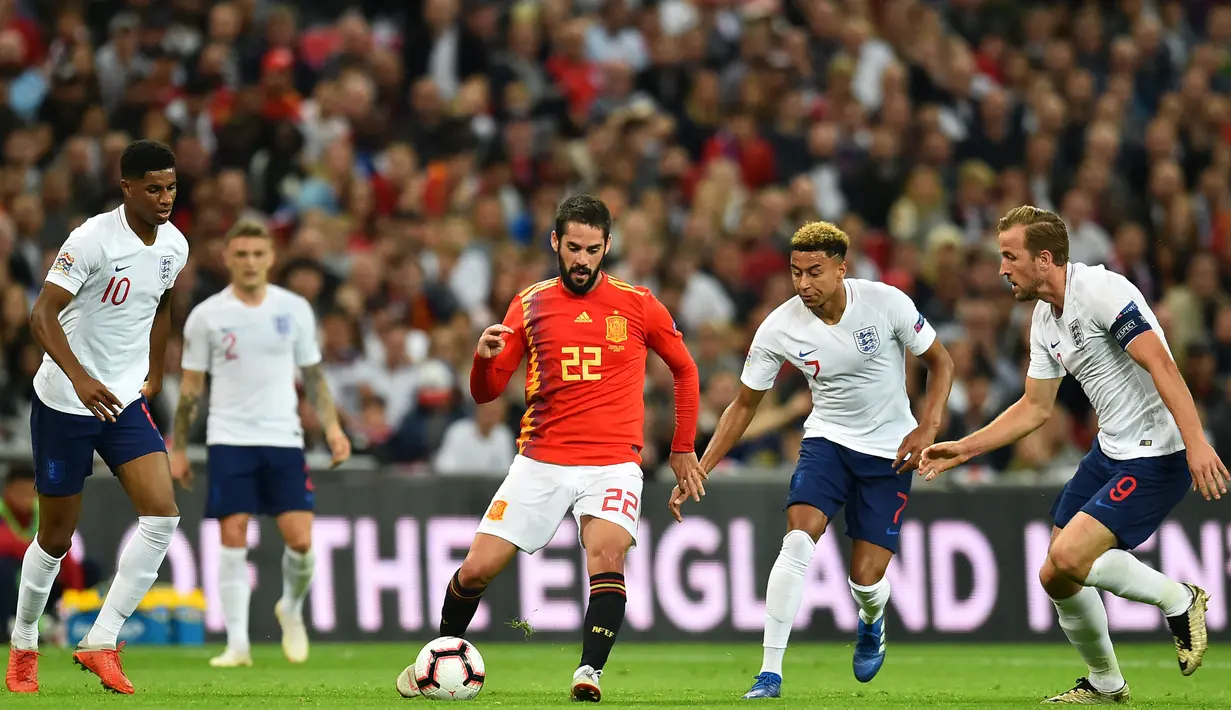 Gelandang Spanyol, Isco, berusaha melewati kepungan pemain Inggris pada laga UEFA Nation League di Stadion Wembley, London, Sabtu (8/9/2018). Inggris kalah 1-2 dari Spanyol. (AFP/Glyn Kirk)