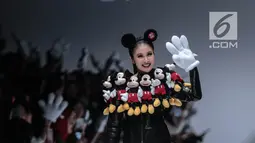 Artis Sandra Dewi mengenakan busana kolaborasi antara Disney dan Matahari pada Jakarta Fashion Week 2019 di Senayan City, Selasa (23/10). Dalam penampilannya, Sandra Dewi mengenakan busana dengan ornamen boneka Mickey Mouse. (Liputan6.com/Faizal Fanani)