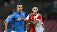 Kevin Diks merupakan satu di antara pemain keturunan Indonesia yang merasakan tampil di Liga Champions. Kevin membela Feyenoord ketika bersua Napoli pada laga Grup F Liga Champions 2017/2018. (AFP/Filippo Monteforte)