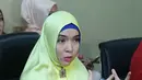 "Awal kehamilan dua bulan saya pernah mendapati beliau bertelponan mesra dengan perempuan. Saya mendengar ada panggilan akang, akang, kalau bicara dengan ibu Sherly (istri pertama) pasti panggilnya ayah," tutur Rima Idris. (Nurwahyunan/Bintang.com)