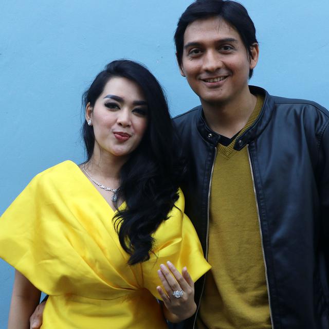intip kemesraan tiara dewi dan lucky hakim di atas ranjang showbiz liputan6 com