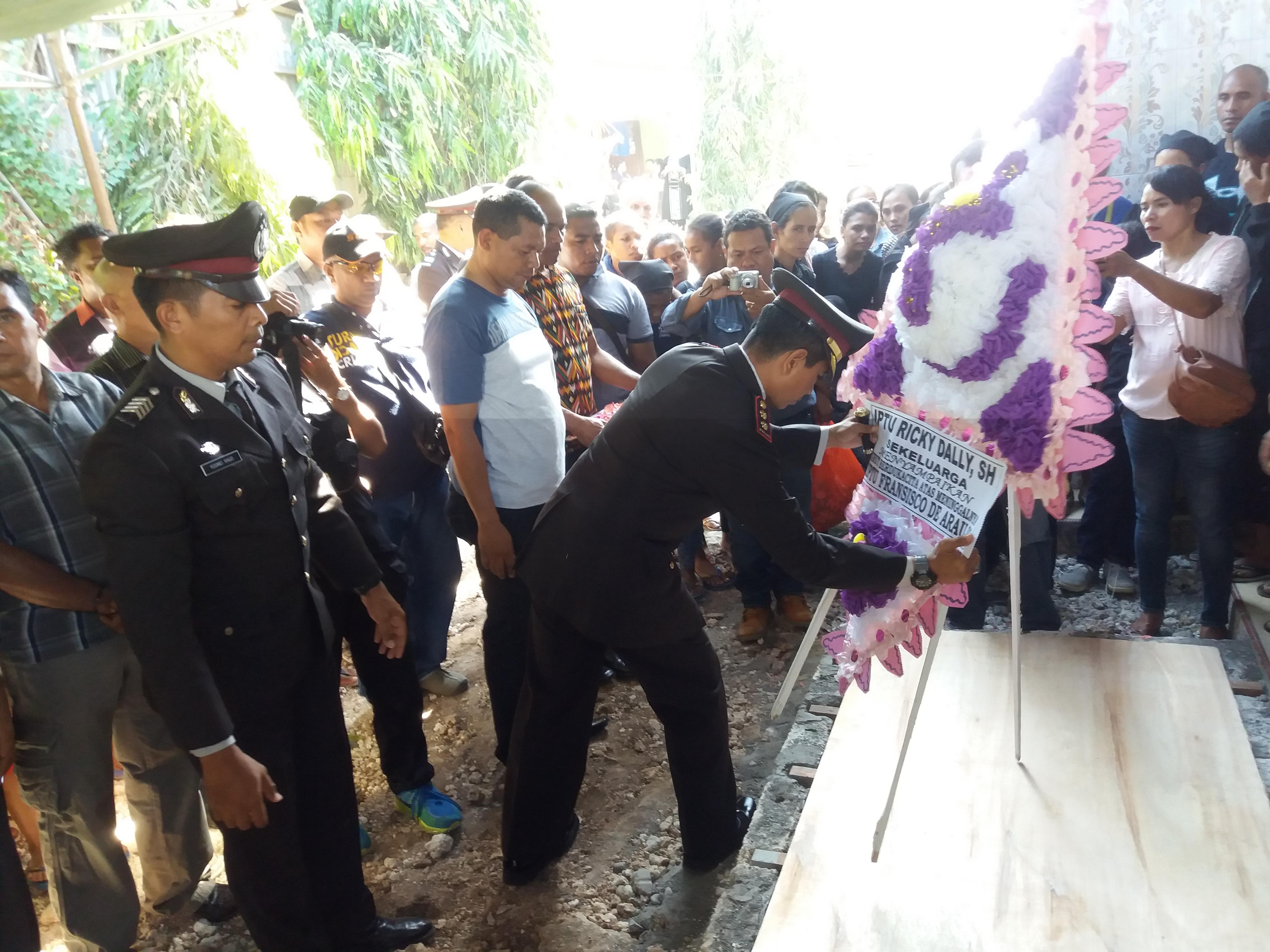 Polisi yang tewas menembak kepalanya sendiri dimakamkan di samping rumahnya. (Liputan6.com/Ola Keda).