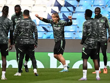 Para pemain Real Madrid mengambil bagian dalam sesi latihan tim di Stadion Etihad di Manchester, barat laut Inggris pada 16 Mei 2023. (AFP/Oli Scarff)