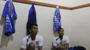 Bek Maung Bandung, Ahmad Jufriyanto dan Supardi Nasir berbincang santai jelang pertandingan semi final kedua Piala Presiden melawan Mitra Kukar di Stadion Si Jalak Harupat, Bandung, Sabtu (10/10/2015). (Bola.com/Vitalis Yogi Trisna)