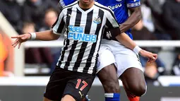 Pemain Newcastle United Ayoze Perez (depan) berebut bola dengan pemain Everton Kurt Zouma dalam lanjutan Liga Inggris pekan ke-30 di St James 'Park, Newcastle, Sabtu (9/3). Newcastle melibas Everton 3-2 lewat comeback gemilang. (Owen Humphreys/PA via AP)