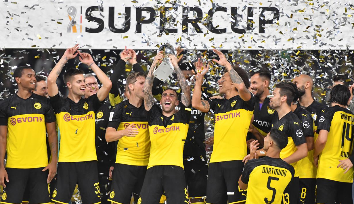 Para pemain Dortmund merayakan gelar juara Piala Super DFL setelah mengalahkan Bayern Munchen di Stadion Signal Iduna, Dortmund, Sabtu (3/8). Dortmund menang 2-0 atas Munchen. (AFP/Ina Fassbender)