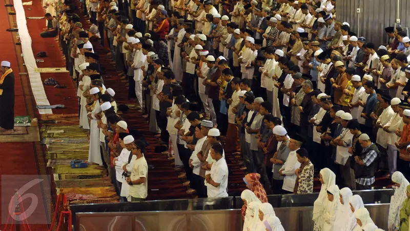 20160605-Penuhi Masjid Istiqlal, Ribuan Umat Muslim Tunaikan Tarawih Pertama Ramadan 1437 H-Jakarta